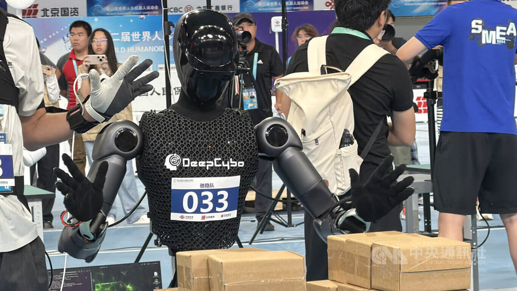 北京人形機器人運動會　實戰考驗機器人性能（2）