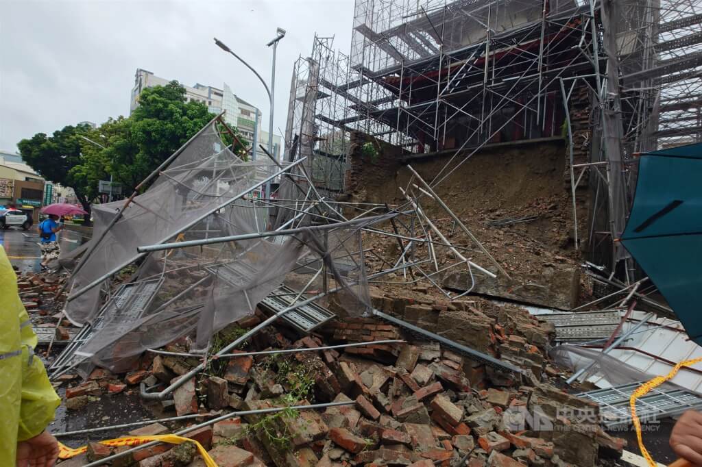 雨炸南高屏花東1人失聯 古蹟牆崩、多處路陷橋封