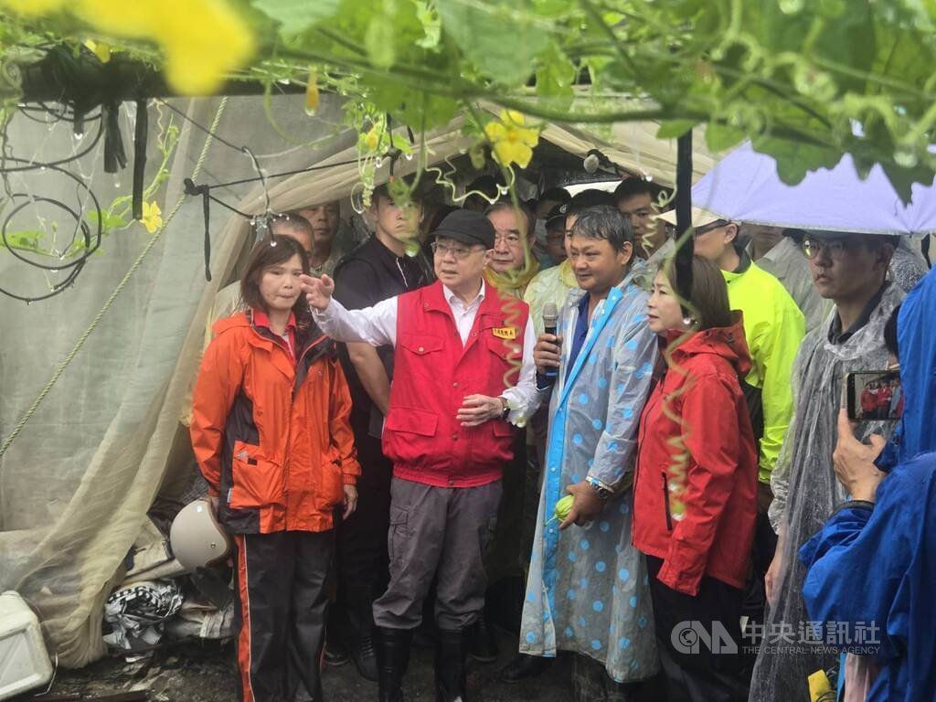 卓榮泰赴屏東勘災　了解苦瓜田受損情形
