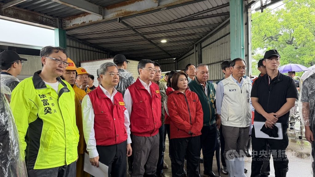 卓榮泰視察屏東大湖排水　聽取簡報