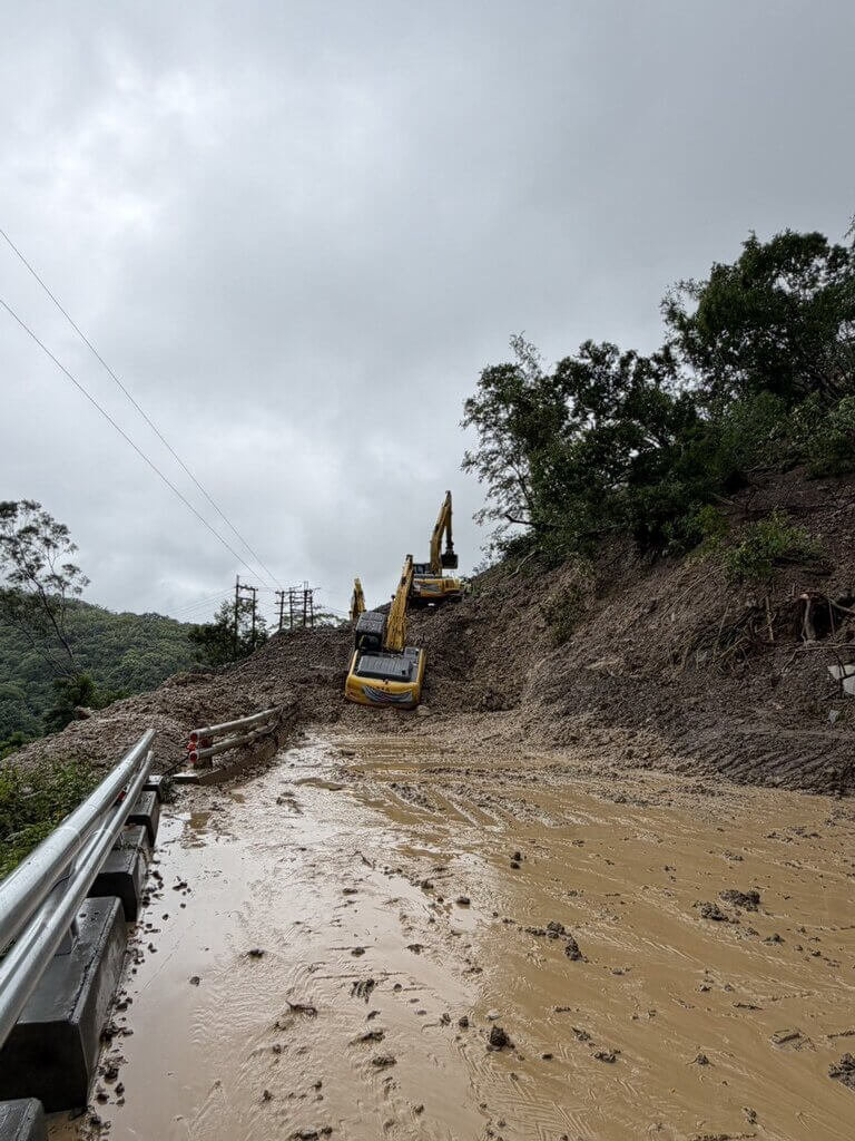 邊坡土石坍滑 台20線白雲寺路段阻斷無法通行