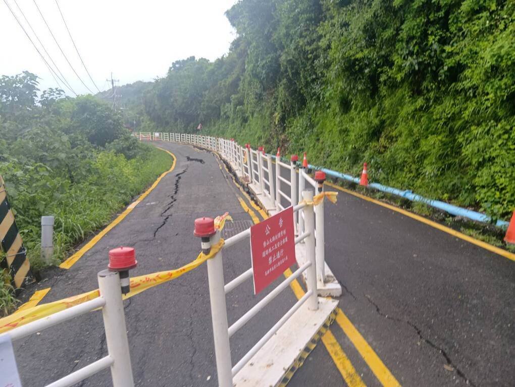 高雄柴山大路下邊坡滑動路面損壞 施工封閉 高雄柴山大路下邊坡滑動路面損壞 施工封閉