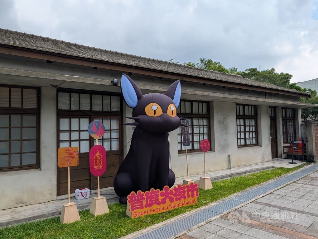 國漫館推「普度大夜市」特展　黑貓「酷羅」吸睛