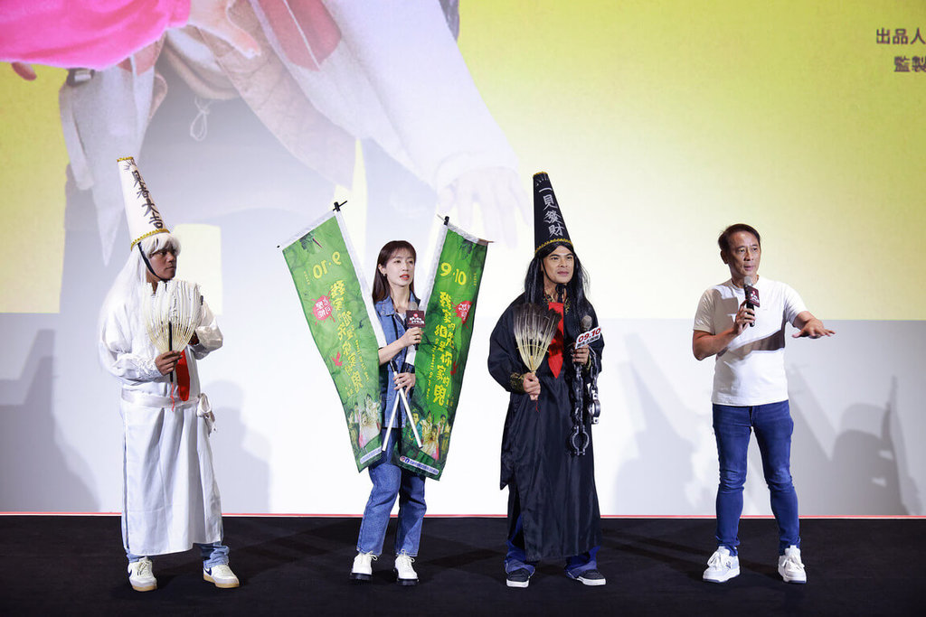 蘇達、撒基努扮黑白無常宣傳 小薰拍中邪戲先祈禱