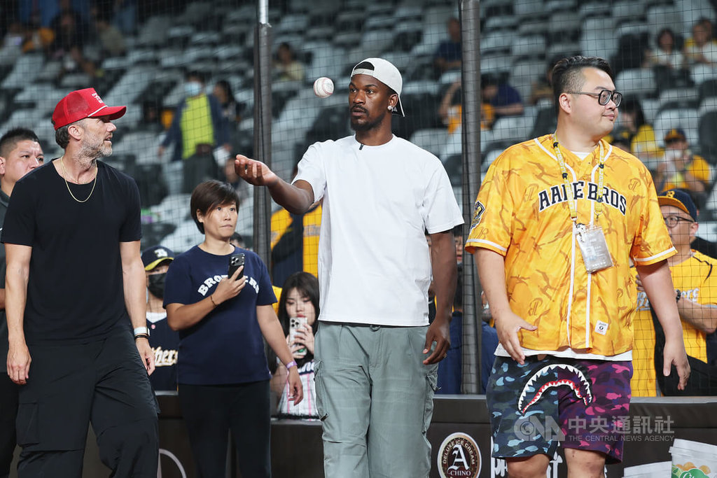 NBA球星巴特勒現身大巨蛋 受中信邀請看球