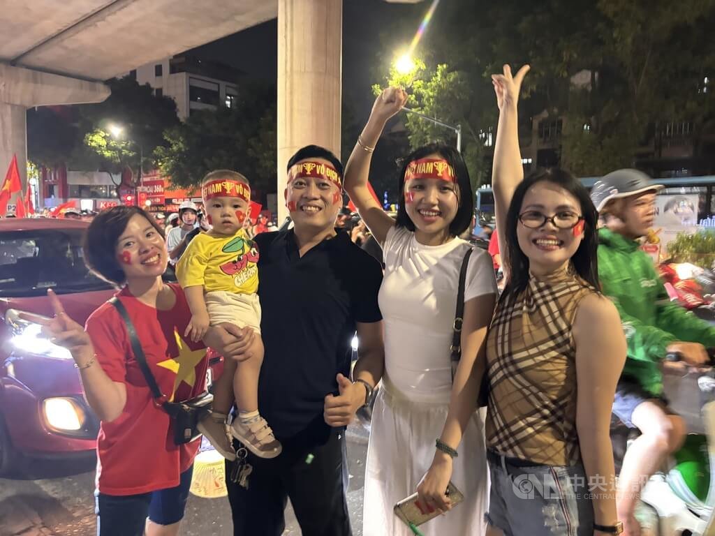 東協盃足球越南二連霸　民眾上街慶祝