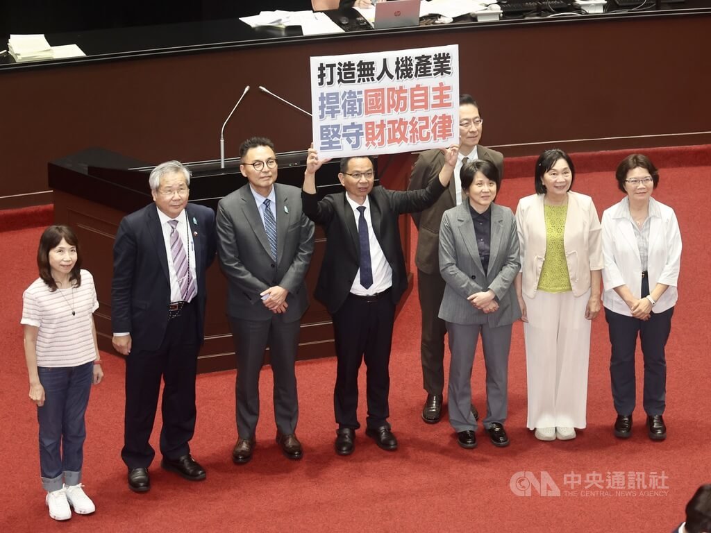 無人機條例三讀通過　民眾黨團舉牌表立場