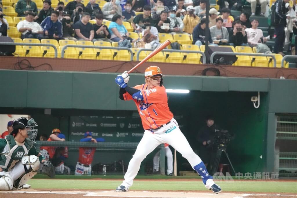 陽岱鋼引退賽重返火腿二軍主場敲2安 賽後「淚雨」中高舉雙手致謝