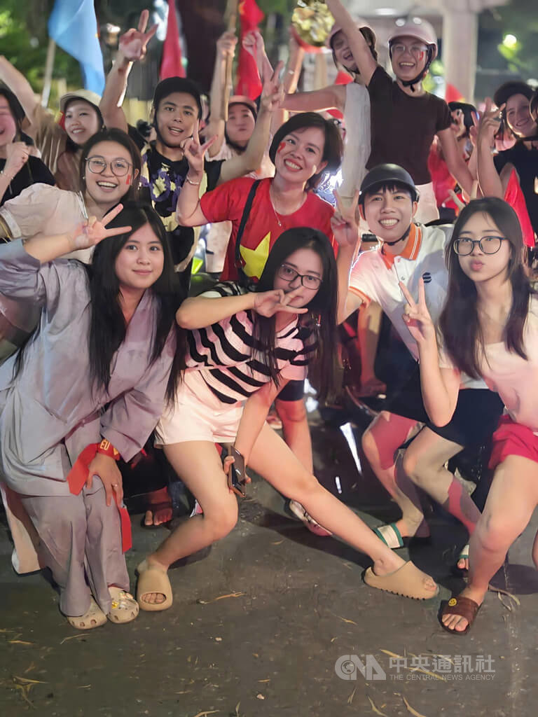 東協盃足球越南二連霸　慶祝民眾大合照