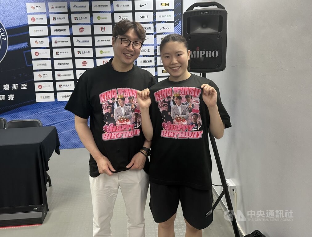 瓊斯盃女籃韓國總教練金完洙球場慶生