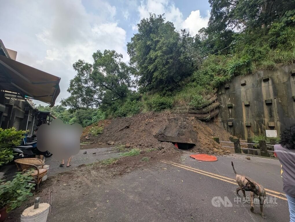 高雄小港一處擋土牆突崩落