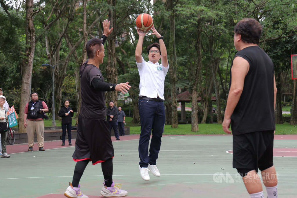 沈伯洋象山公園掃街　與民眾運動（2）