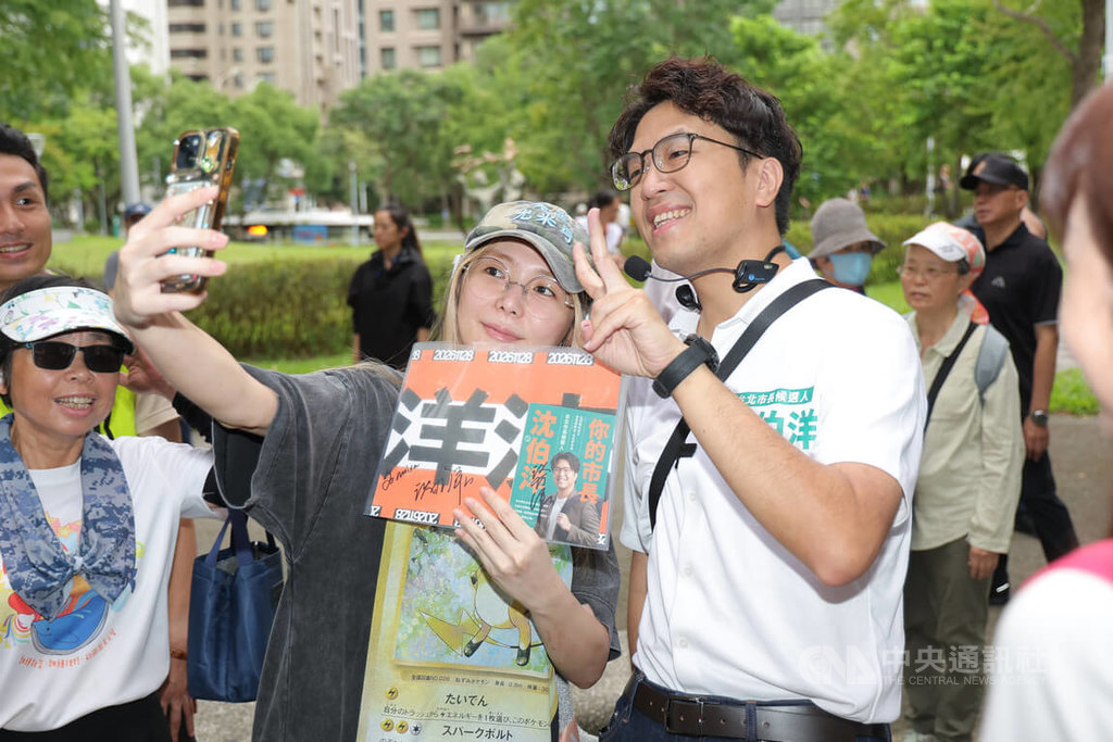 沈伯洋象山公園掃街　與民眾合照