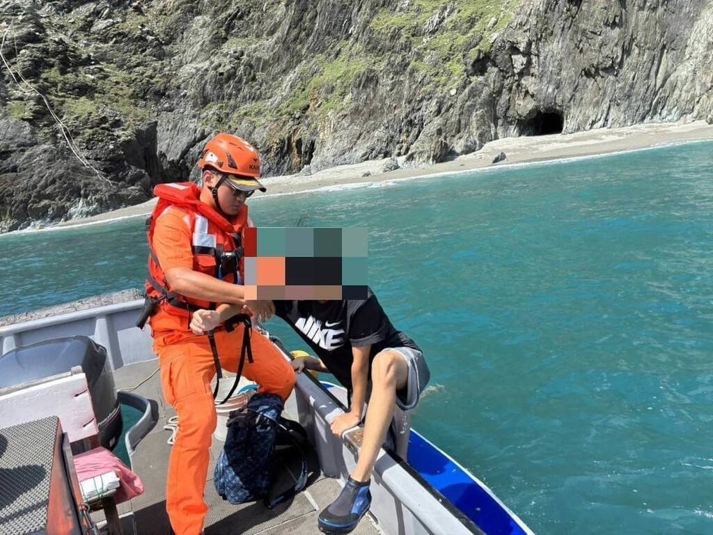 宜蘭蘇澳烏岩角發生2起救援案 6名遊客獲救