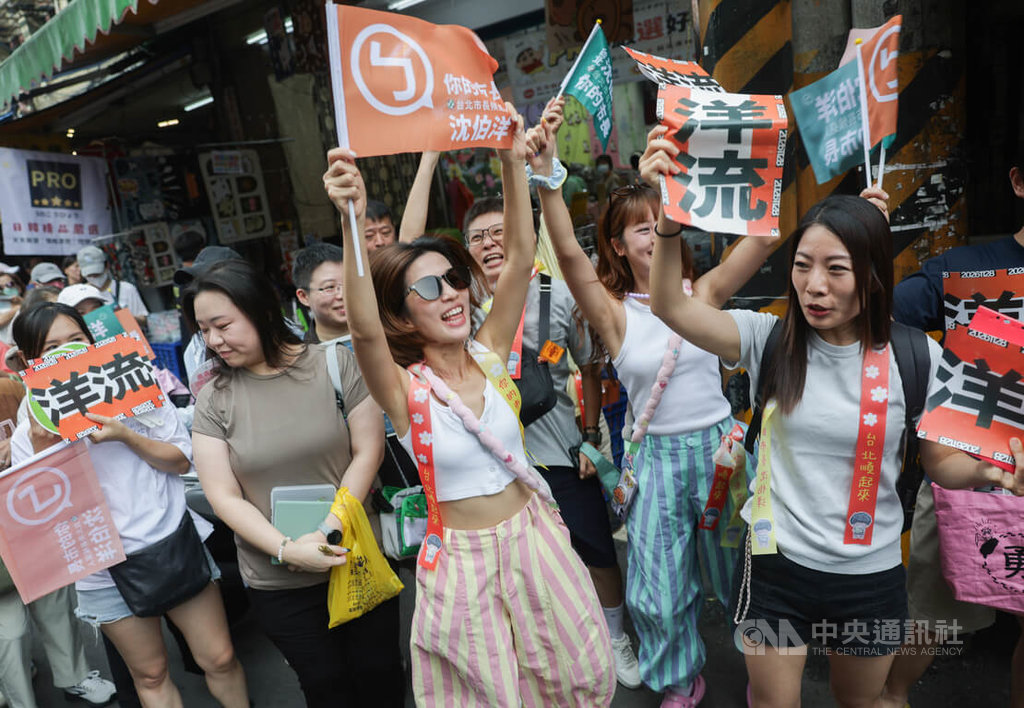 沈伯洋東湖五分市場掃街　支持者熱情拉票（2）