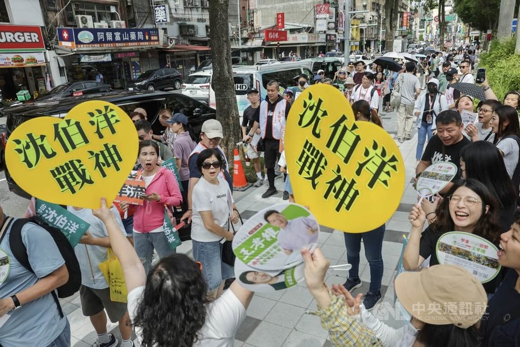 沈伯洋東湖五分市場掃街　支持者熱情拉票（1）