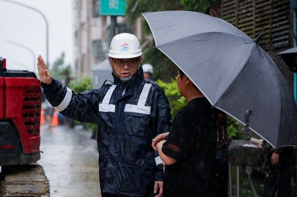 賴瑞隆高雄小港松富街勘災