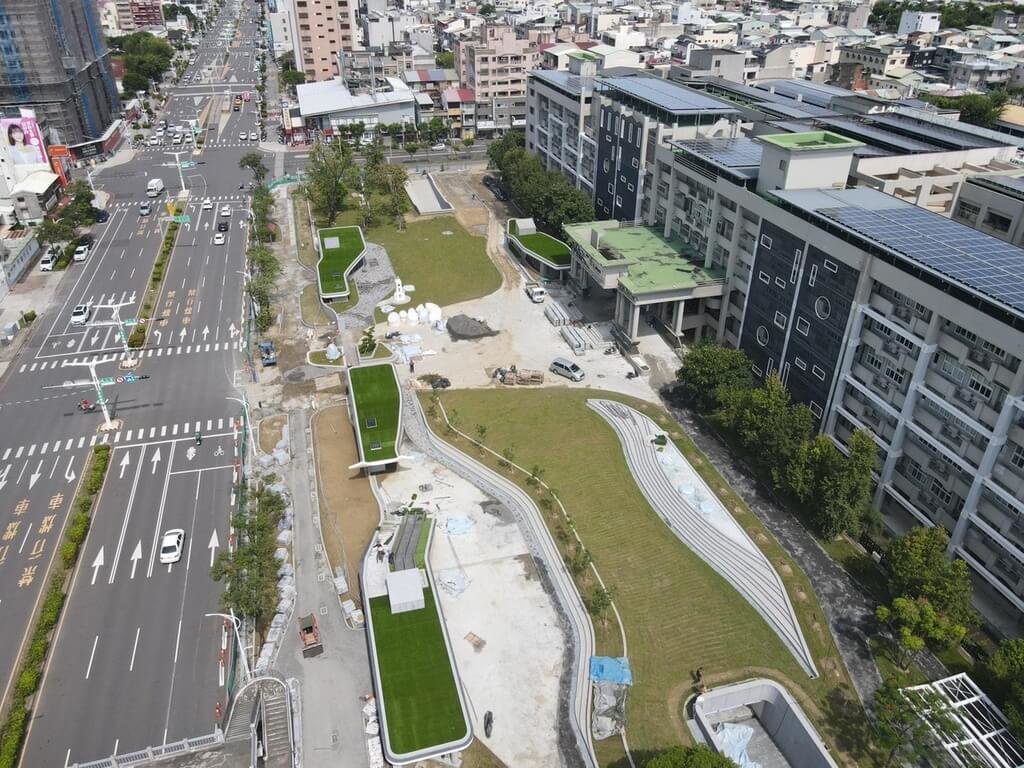 嘉市崇文國小停車場地面校園空間　融入山水意象
