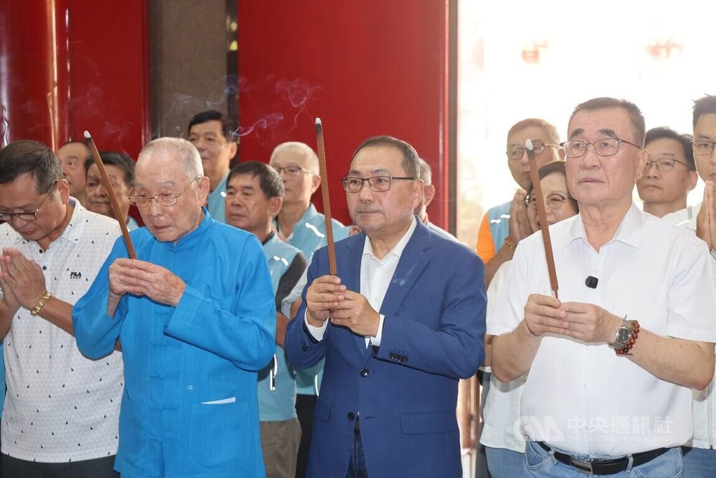 侯友宜李四川出席瑤池金母聖誕千秋參拜祈福