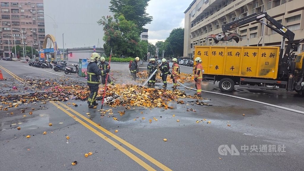 農曆七月板橋清潔隊載金紙集中焚燒 車內悶燃緊急卸路面 農曆七月板橋清潔隊載金紙集中焚燒 車內悶燃緊急卸路面