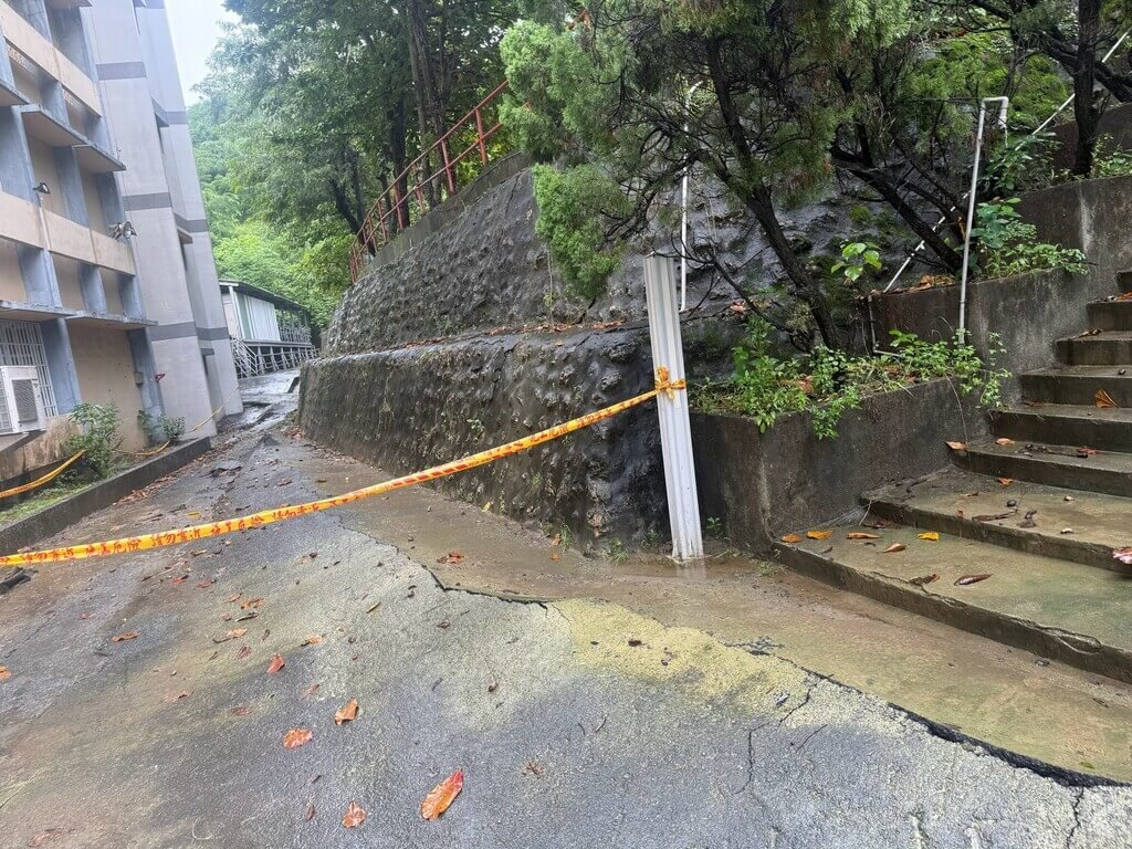 連日豪雨　高雄壽山國中地坪隆起