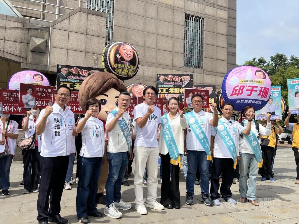 黃國昌率民眾黨台中市議員參選人辦理登記