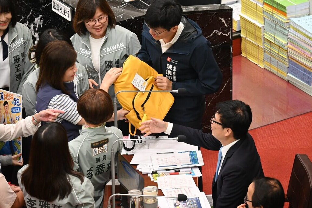 高市議會國民黨團送陳其邁背包
