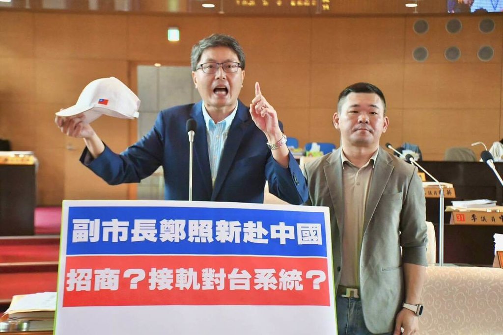 鄭照新9/2擬赴中  綠議員贈中華民國國旗帽