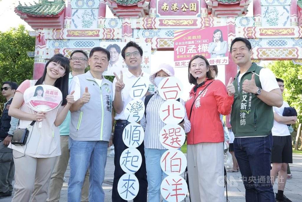 沈伯洋南港公園掃街　與民眾合影