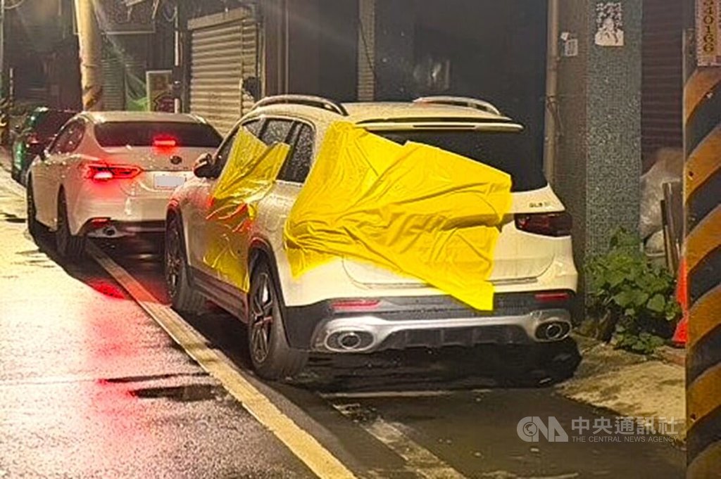 停車疑擋住戶進出遭貼膠膜 車主提告毀損