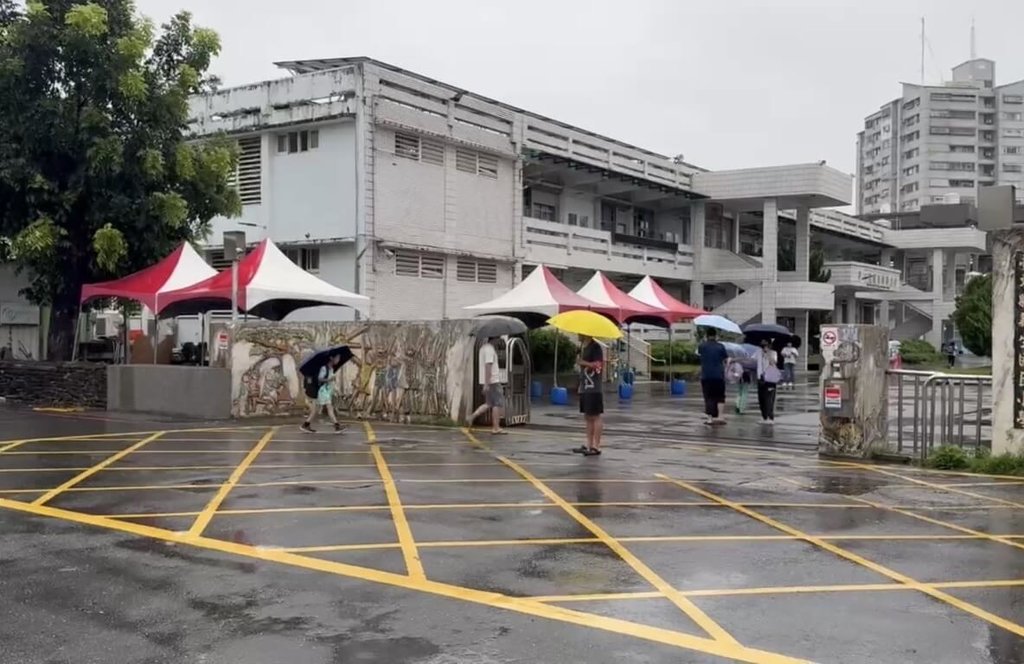 台東大雨  開學日學生冒雨上學