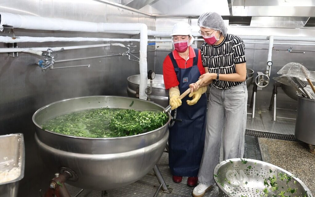 許淑華了解南投縣埔里國小廚房作業