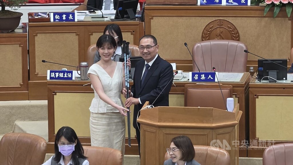 議員贈侯友宜登山杖期能再攀高峰