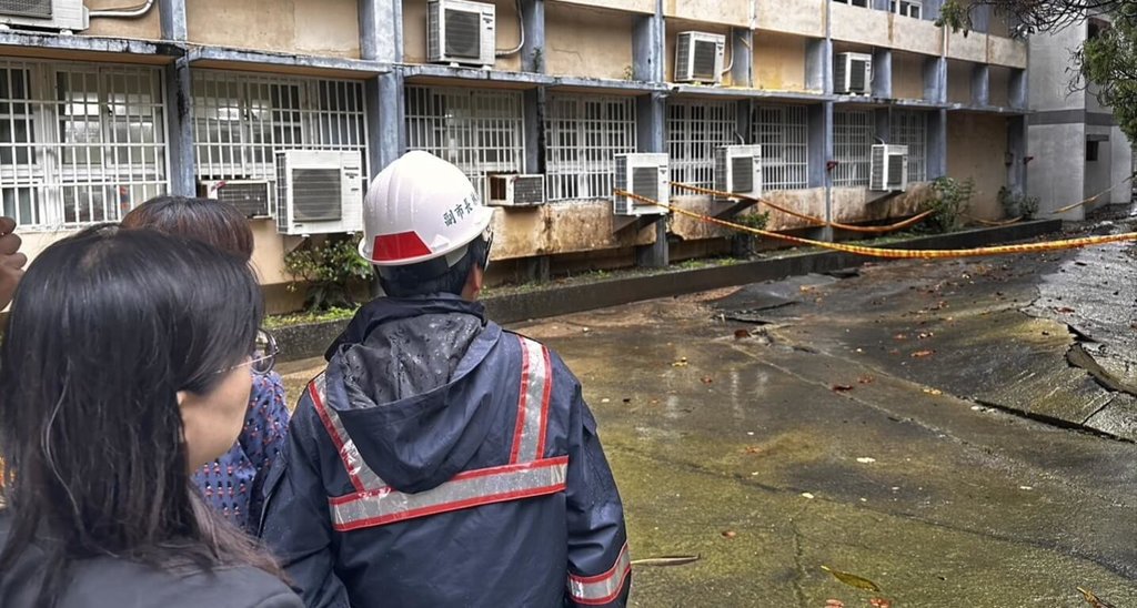 高雄市政府與技師勘查壽山國中校區