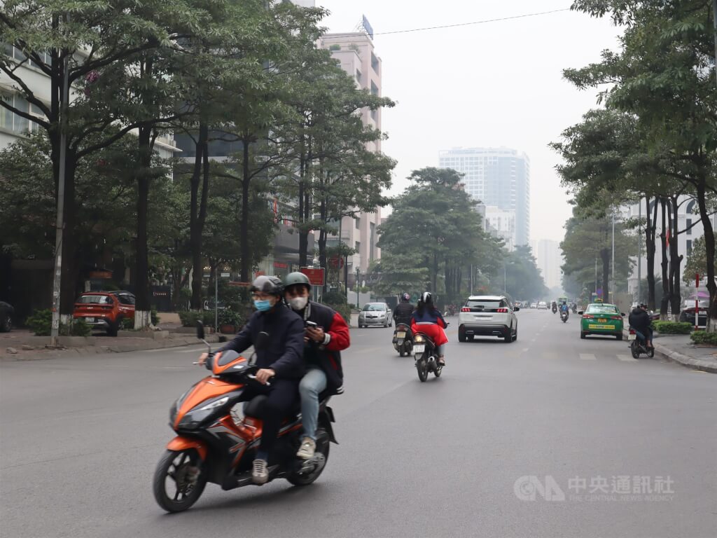 越南首都河內市入冬之後空氣品質不佳,整座城市經常籠罩在霧中,難以見到太陽,民眾擔心空污危害身體健康,紛紛又戴起了口罩。(中央社檔案照片)