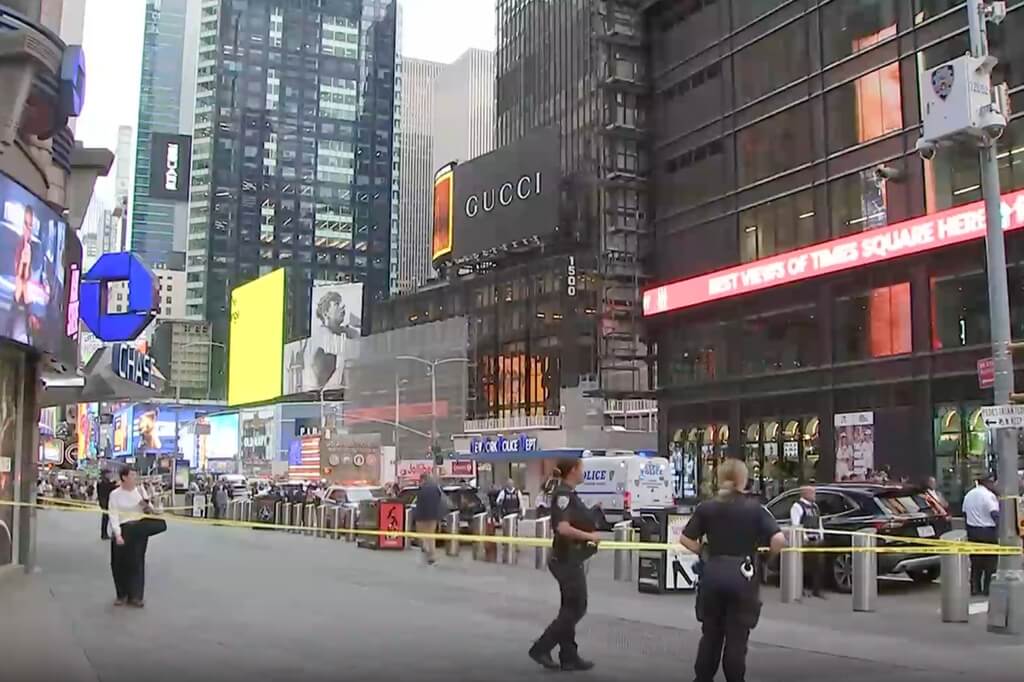 紐約時報廣場爆持刀攻擊案1死1傷 犯嫌遭擊斃