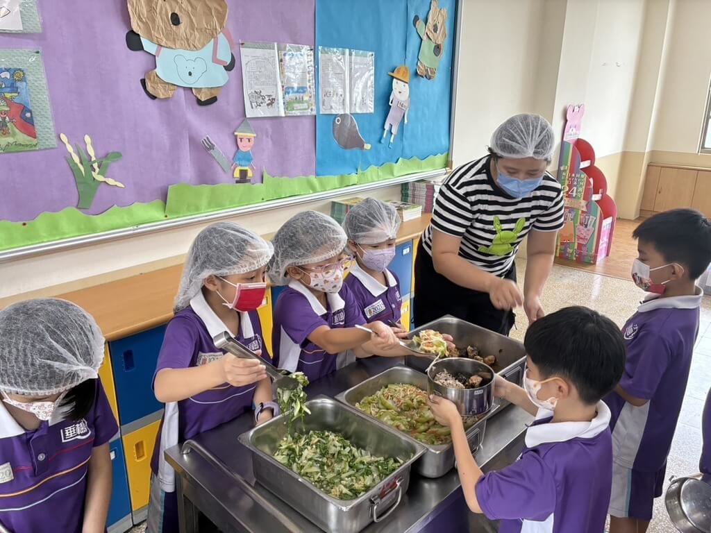 嘉市國中小午餐免費上路　教育處長與學童共餐