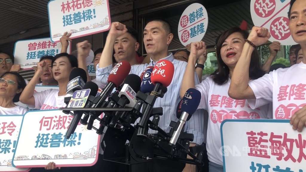 謝國樑登記參選拚連任　張惇涵陪童子瑋視察國道客運