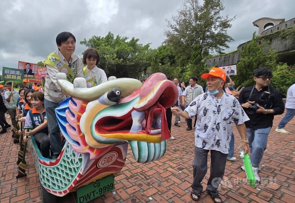 林國漳與同黨參選人共划陸上龍舟 登記宜蘭縣長