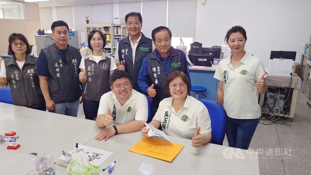 民進黨吳玉琴登記參選鹿草鄉長　無黨籍黃軒凱完成登記
