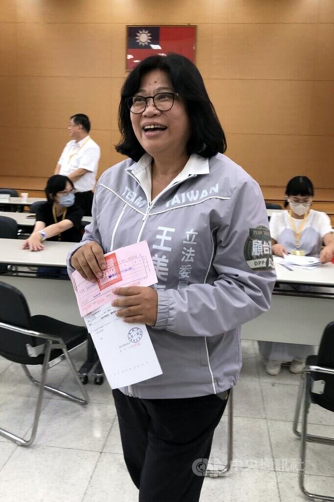 民進黨嘉義市長參選人王美惠完成登記