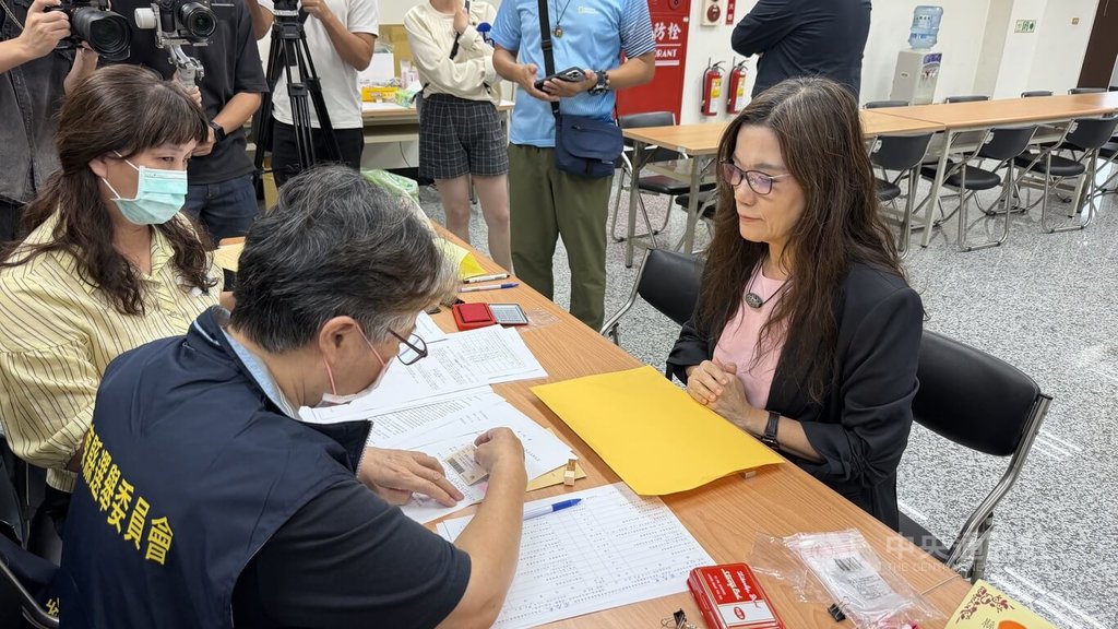 周春米恆春半島視察 鄞鳳蘭代表登記拚連任屏東縣長