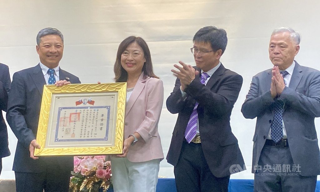 輔大校長藍易振捐出父親板中畢業證書