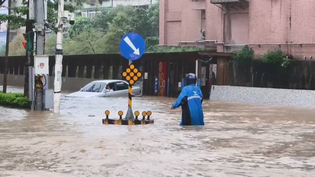 基隆基金一路淹水　里長救援拋錨車駕駛