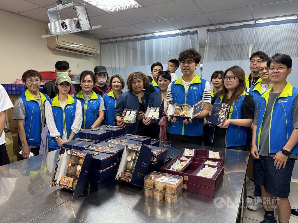 花蓮新荷扶輪社響應公益　採購庇護工場月餅禮盒