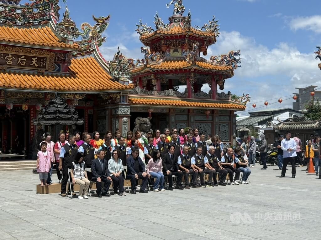 賴總統赴台東參香祈福　與眾人合影