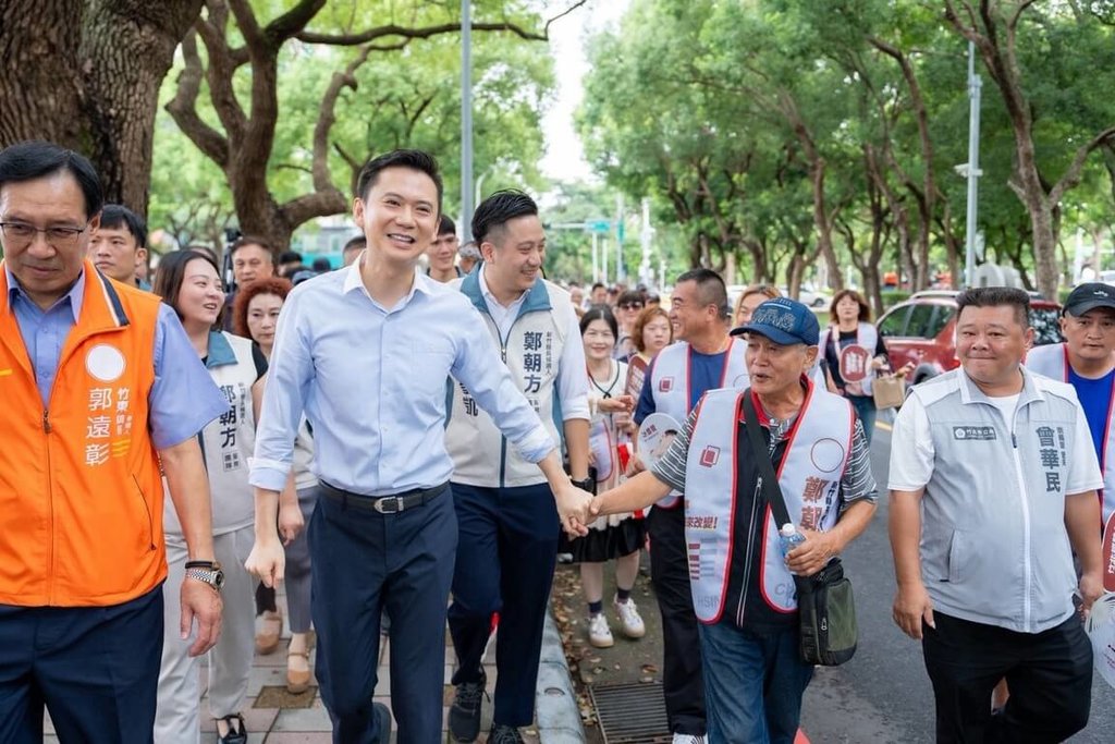 新竹縣長選舉　鄭朝方與民眾互動
