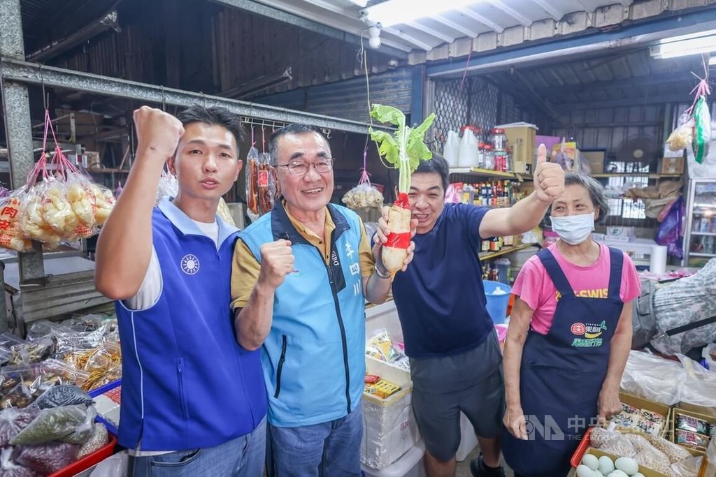 李四川冒雨掃街拜票獲歡迎