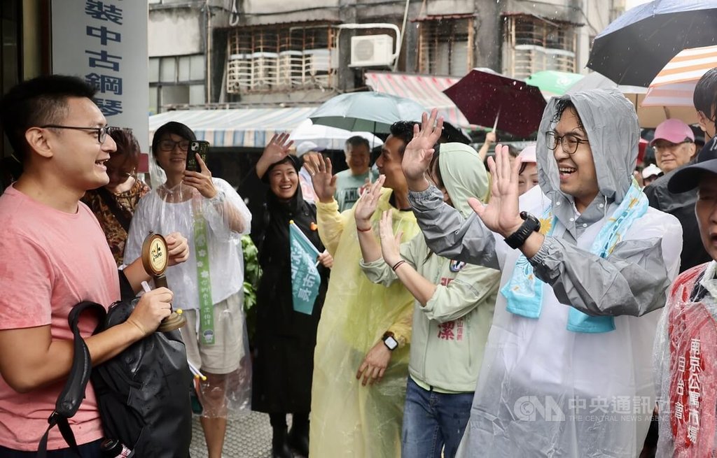 沈伯洋冒雨赴南京公寓市場拜票（2）