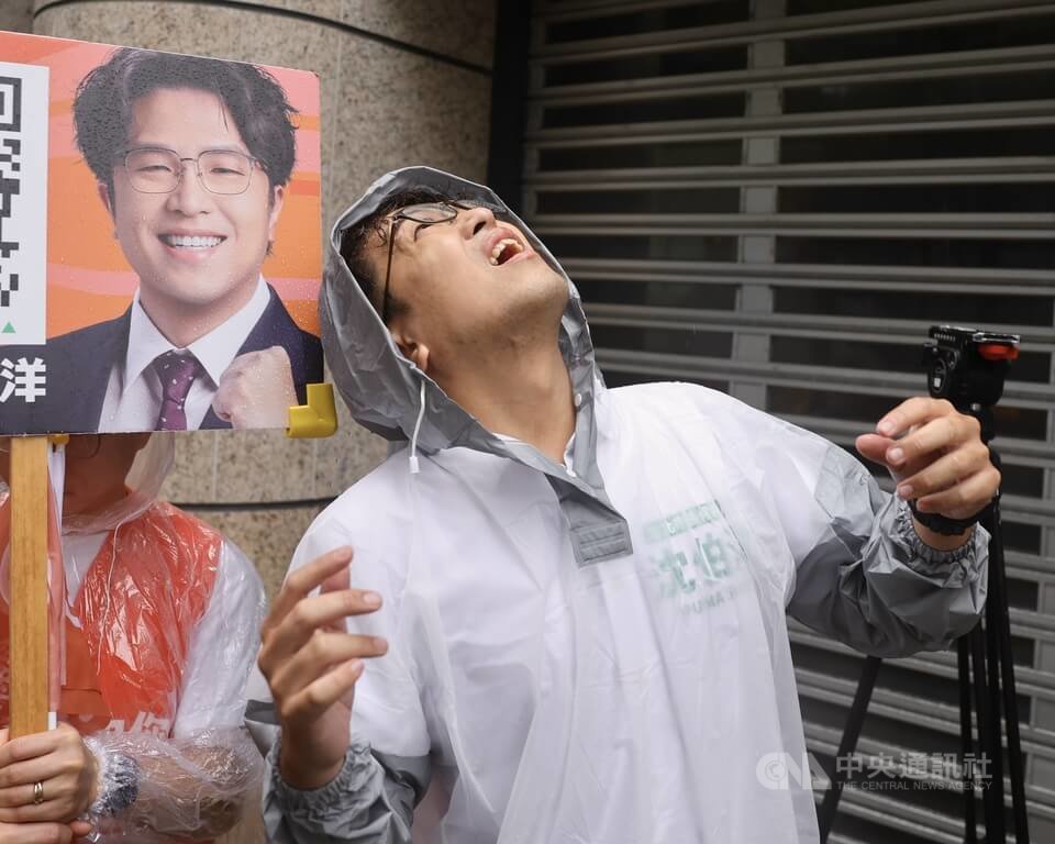 沈伯洋冒雨赴南京公寓市場拜票（3）